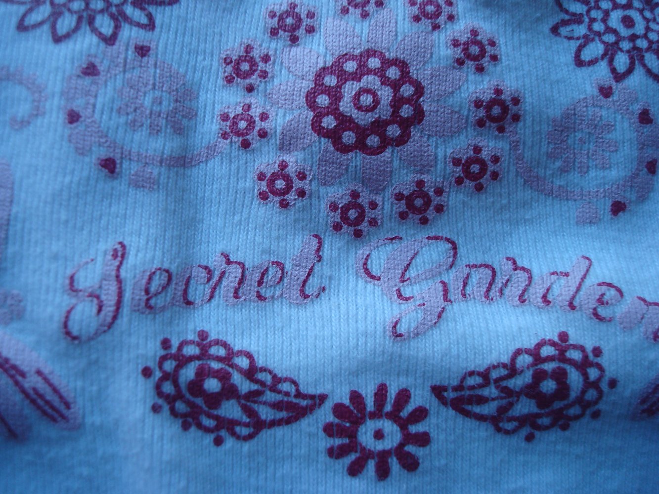 süßes T-Shirt mit Blumen und Schmetterlingen