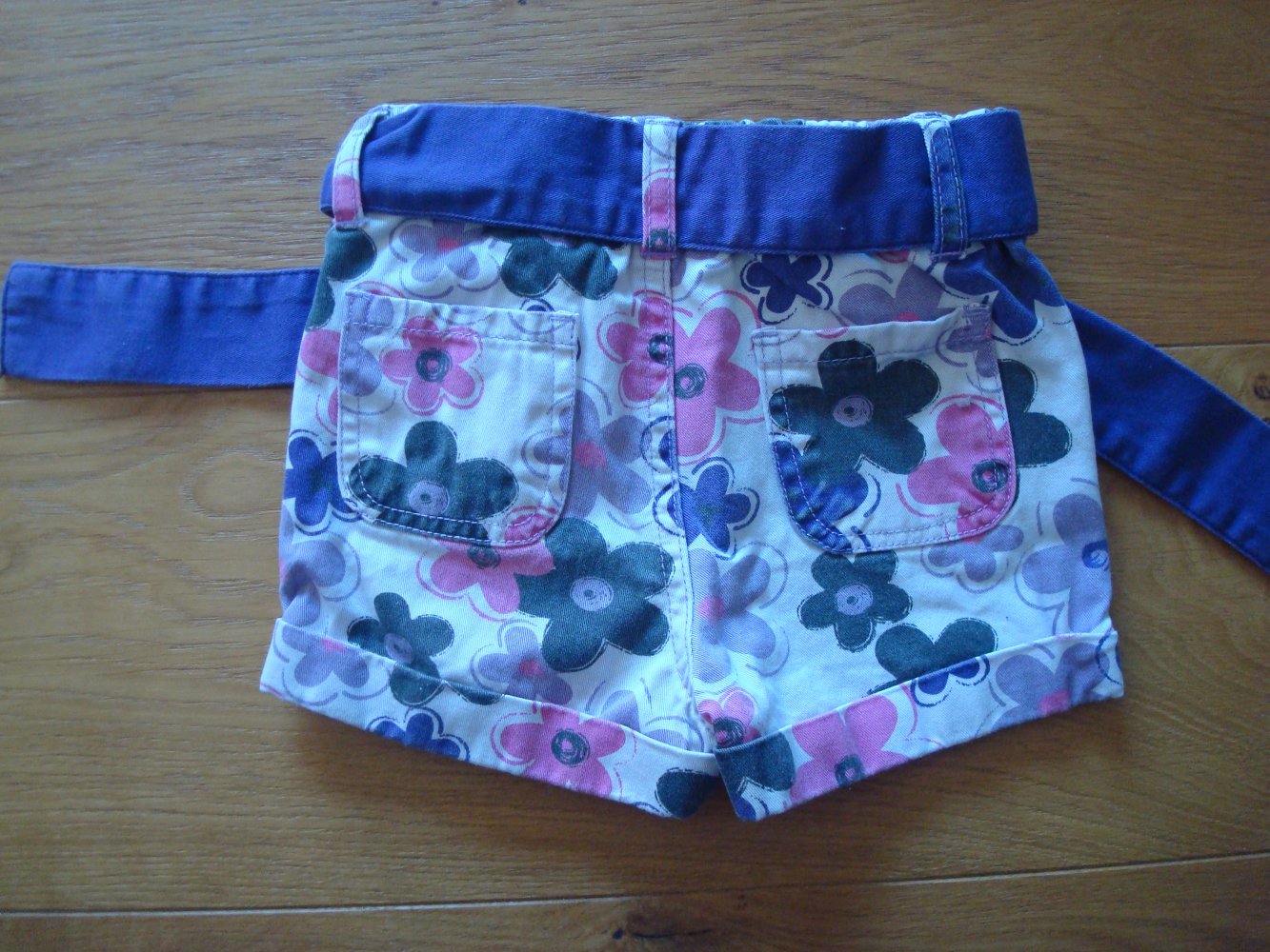 süße kurze Hose mit Blumendruck