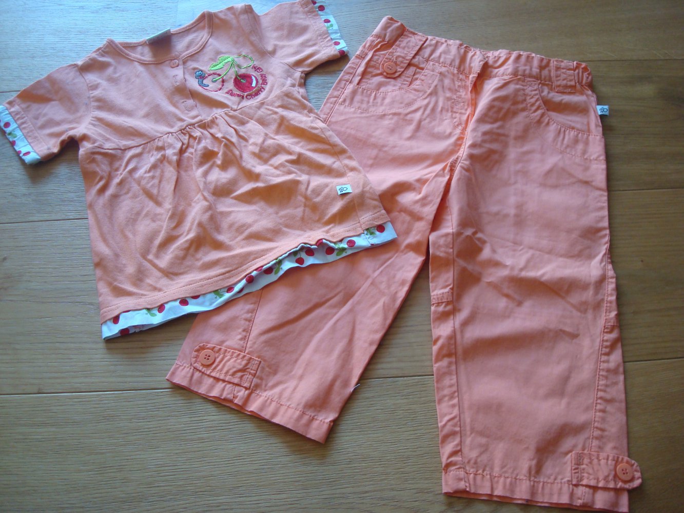 süßes Set Shirt, T-Shirt und Hose mit Kirschen