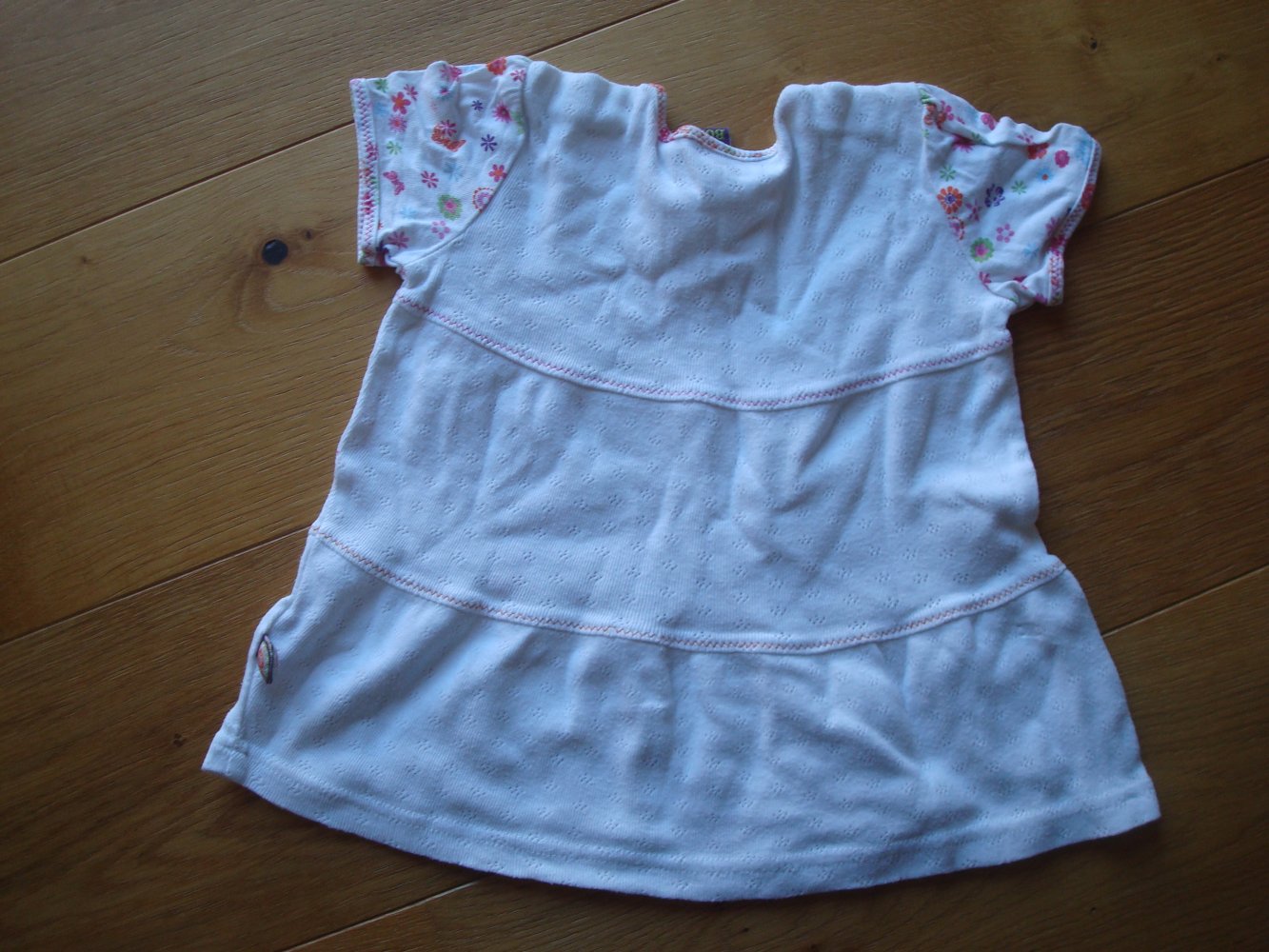 süßes Shirt mit Blumen und tollen Applikationen