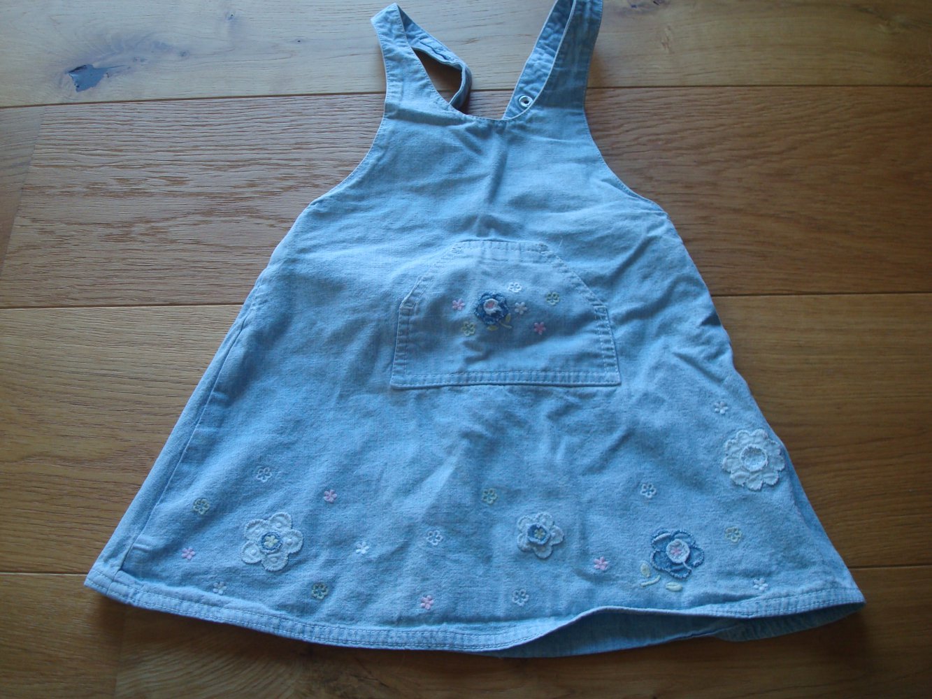 schönes Kleid, Jeanskleid mit Blumen von H&M Gr. 74