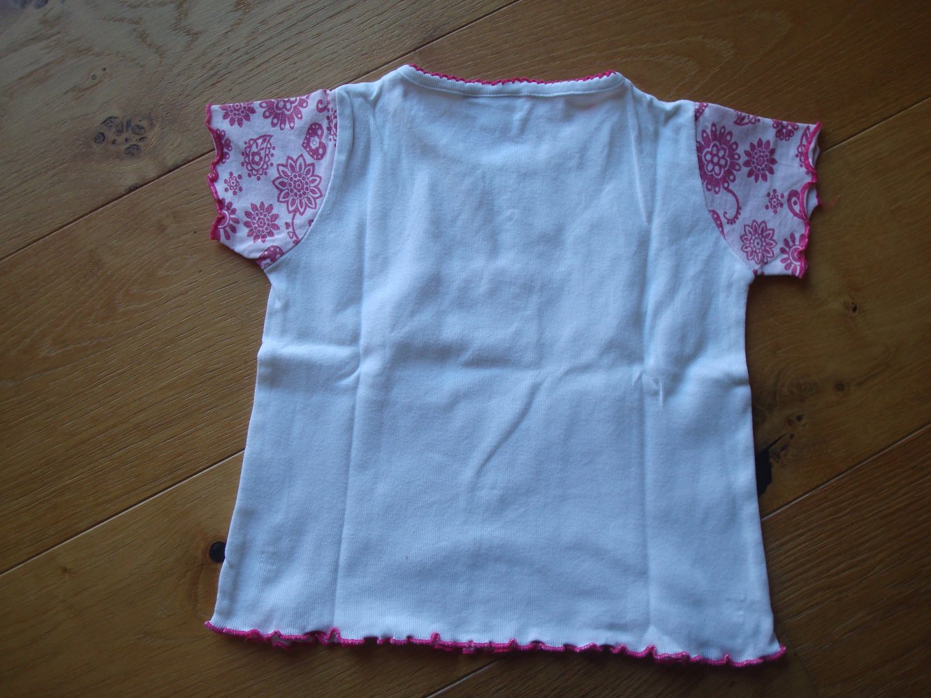 süßes T-Shirt mit Blumen und Schmetterlingen