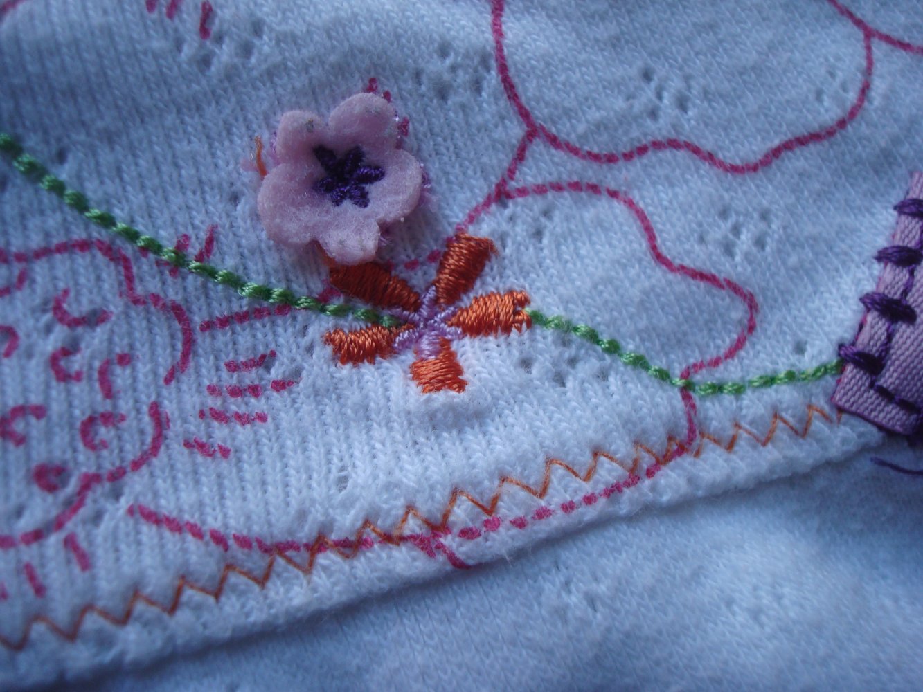 süßes Shirt mit Blumen und tollen Applikationen