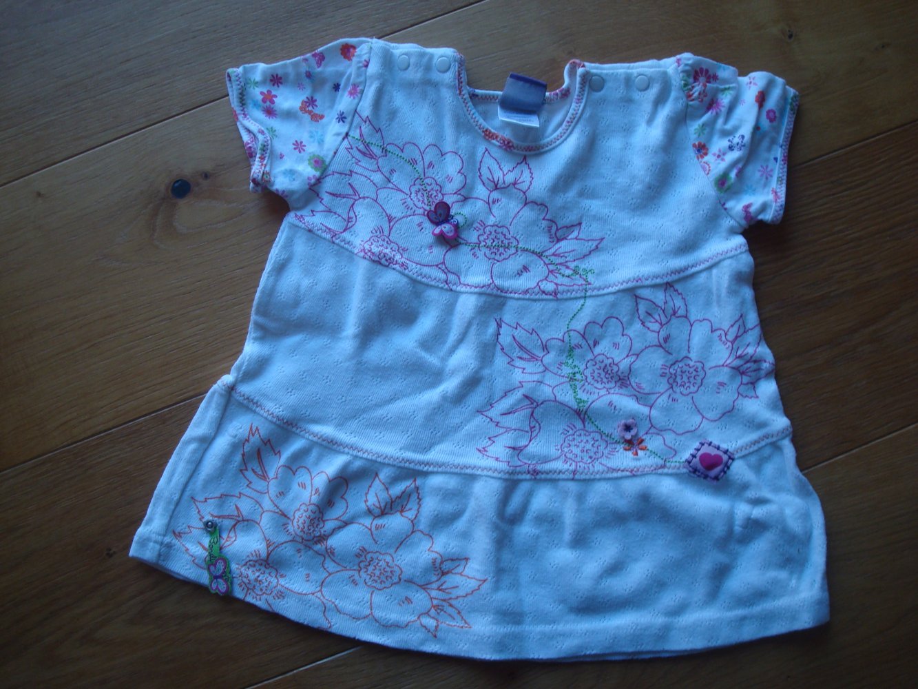 süßes Shirt mit Blumen und tollen Applikationen