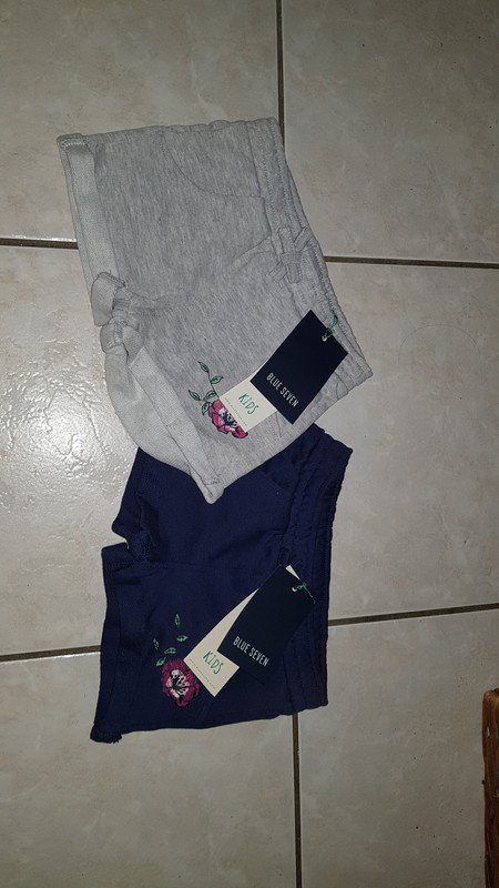 2 kurze Hosen Gr 98