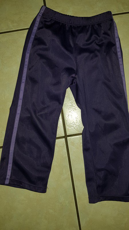 Trainings Hose Gr 98 kleines Loch am linken Bein