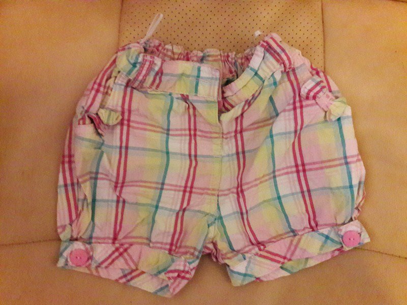 kurze Hose 86 3 kleinere Flecke hinten rechte Seite