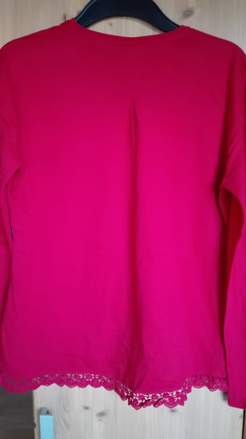 rotes Langarmshirt mit Schmetterlingsprint und Häkelsaum