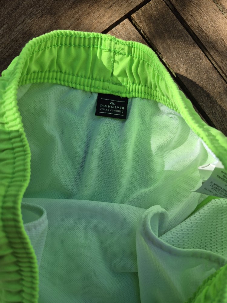 Quicksilver: neongrüne Badeshort Gr. 152 (12Y)