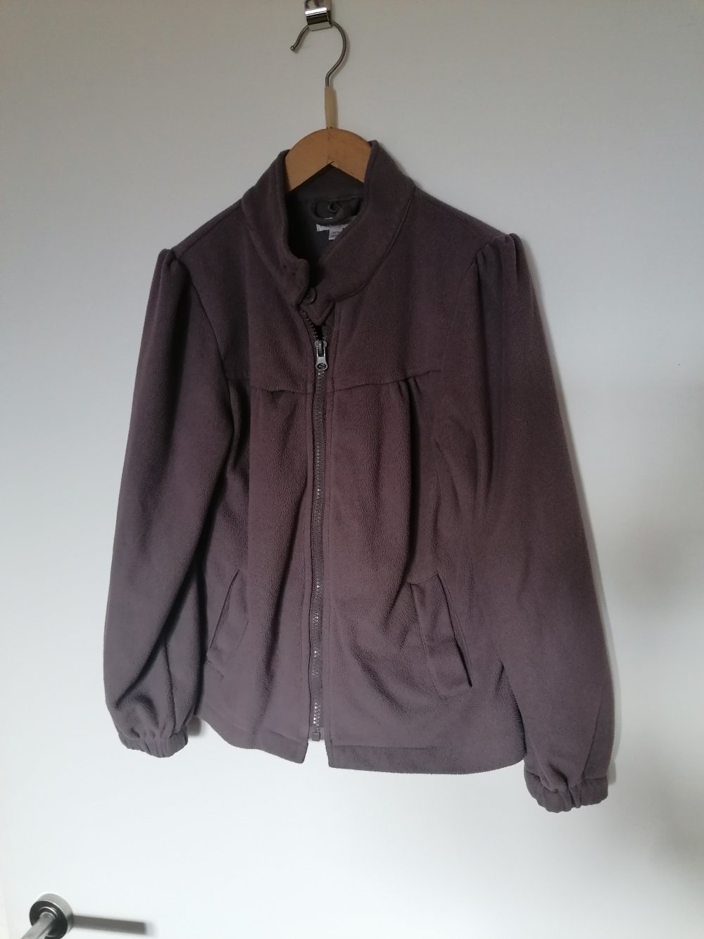 Vertbaudet: taupe-/fliederfarbene Fleecejacke Gr. 138