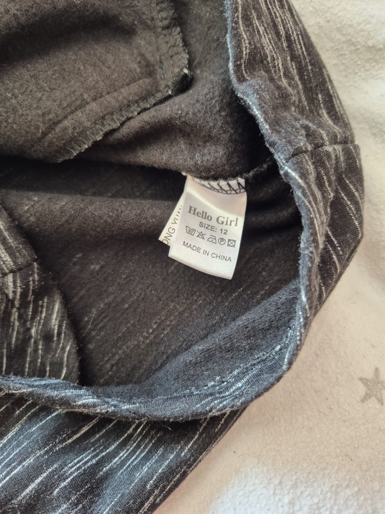 Hello Girl: grau melierte Zipfelstrickjacke mit Sternen Gr. 134