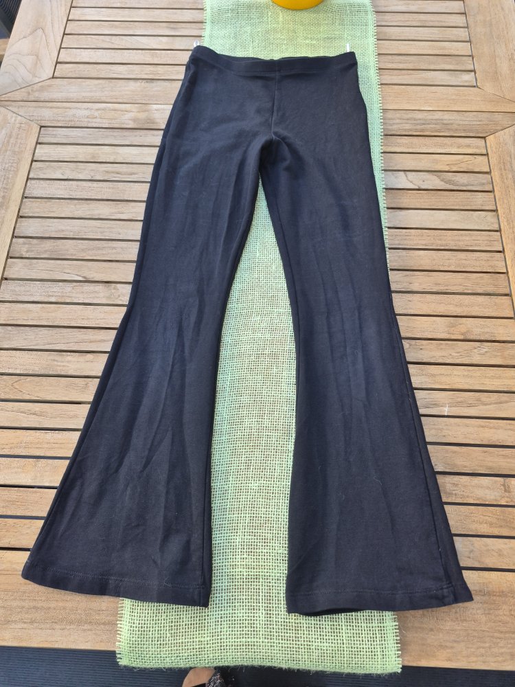 schwarze Leggins mit ausgestelltem Bein Gr. 146