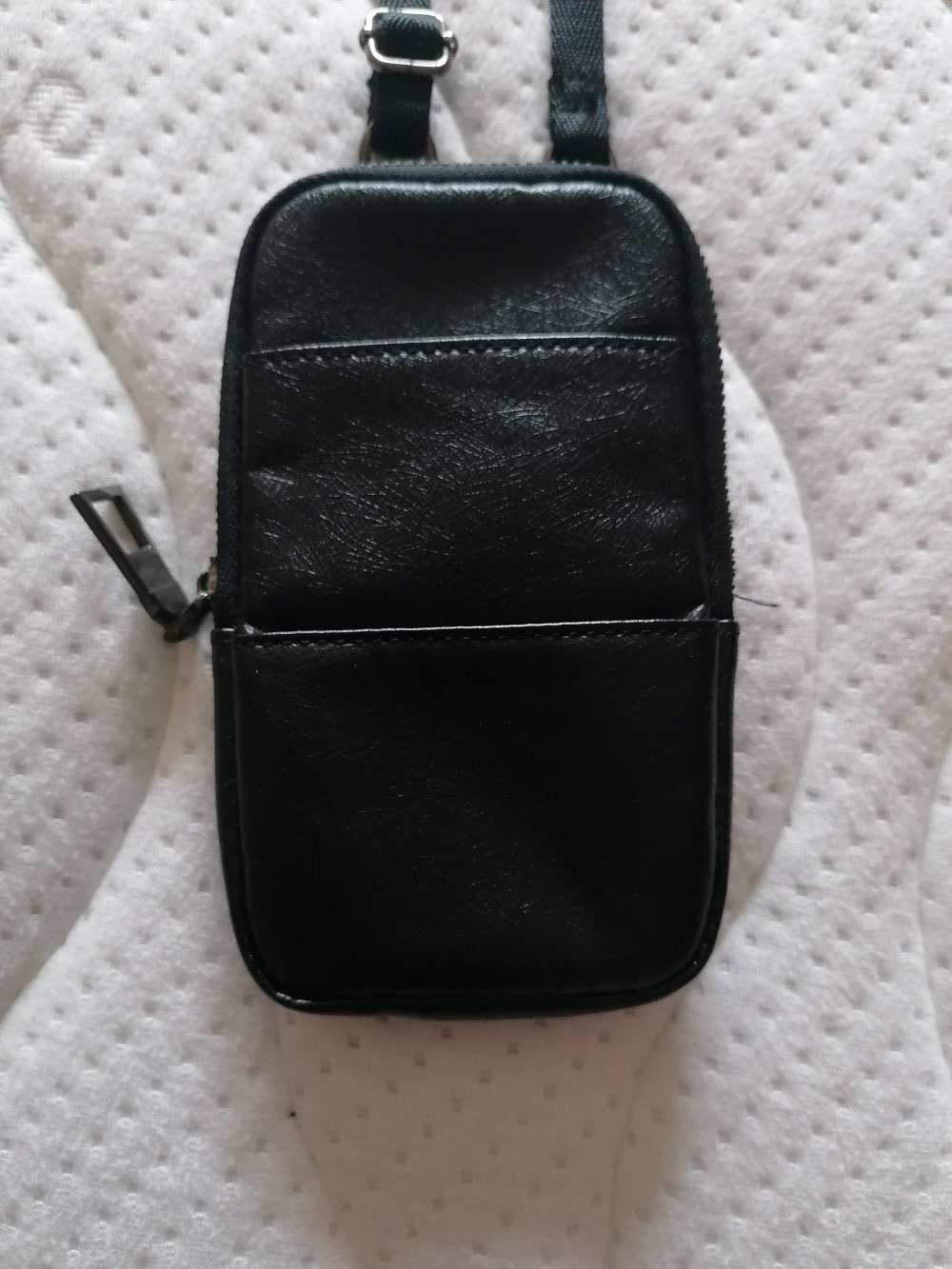 Schwarze kleine Kunstledertasche