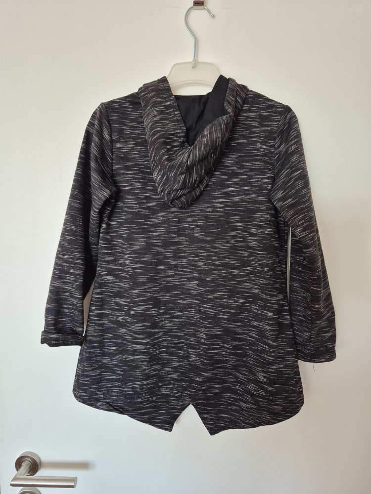 Hello Girl: grau melierte Zipfelstrickjacke mit Sternen Gr. 134