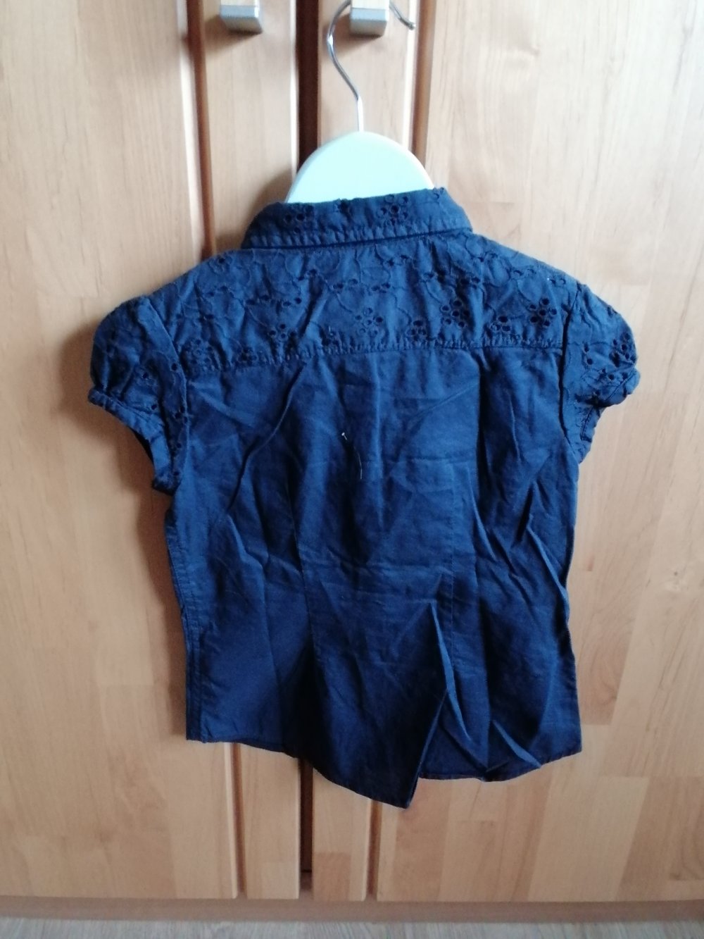 H&M: dunkelblaue Kurzarmbluse mit Lochstickerei Gr. 116