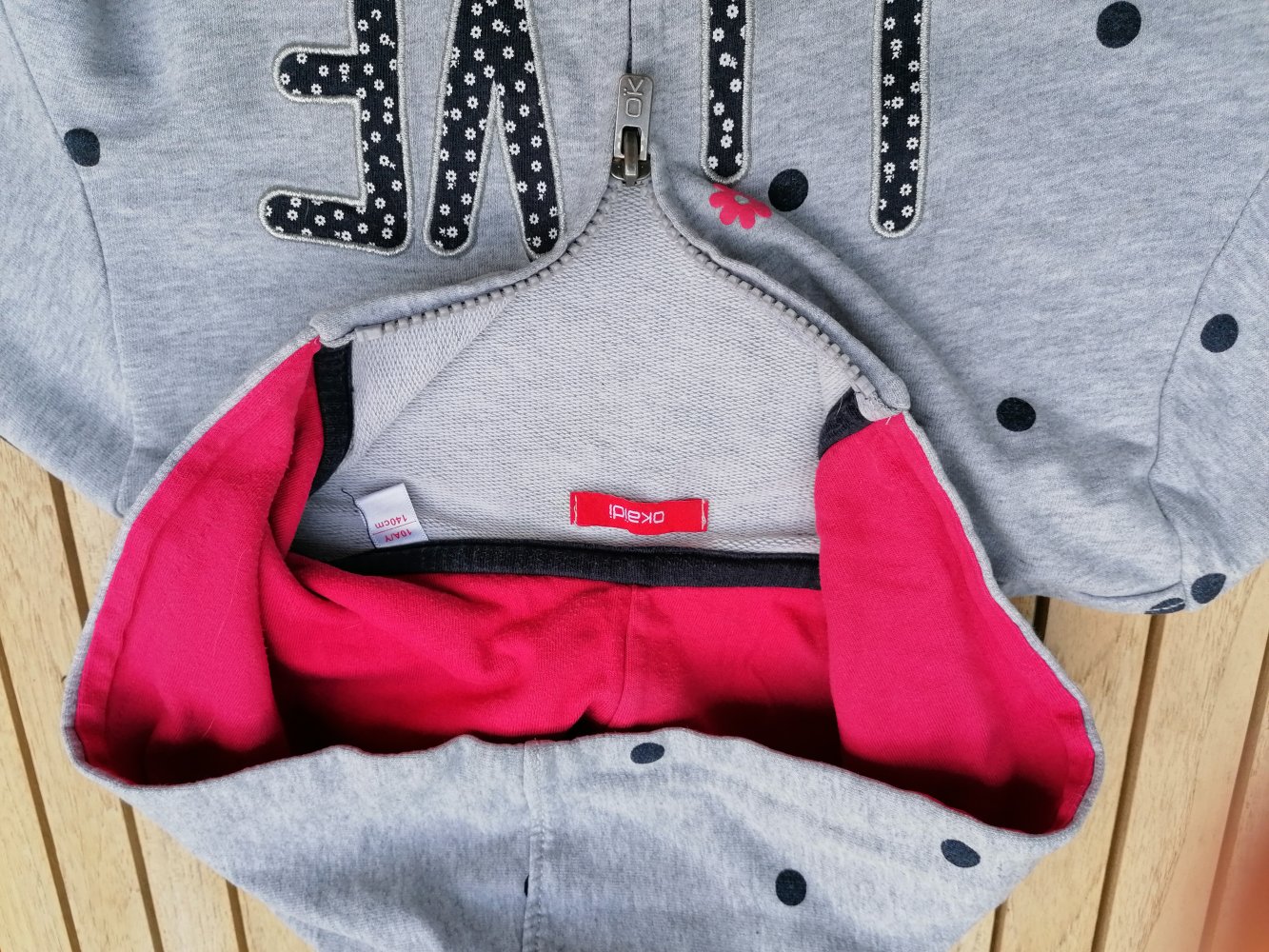 Okaidi: graue Sweatjacke mit Punkten Gr. 140