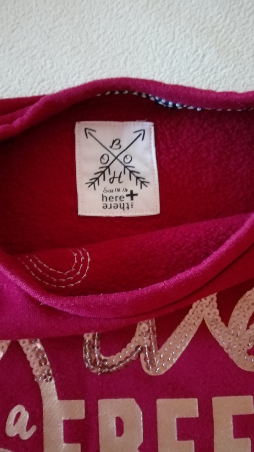 Dunkelrotes Sweatshirt mit Glitzerprint Gr. 170/176