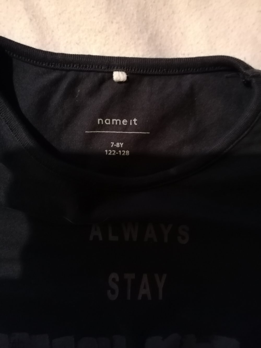 Name It: schwarzes Langarmshirt mit grauem Schriftzug Gr.122/128 