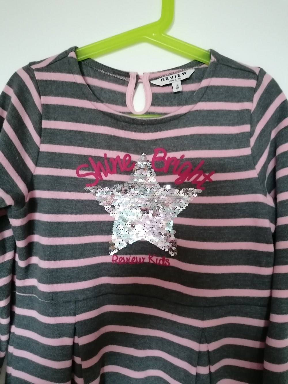 Review: Gestreiftes Sweatkleid mit Wendepaillettenstern Gr. 128/134