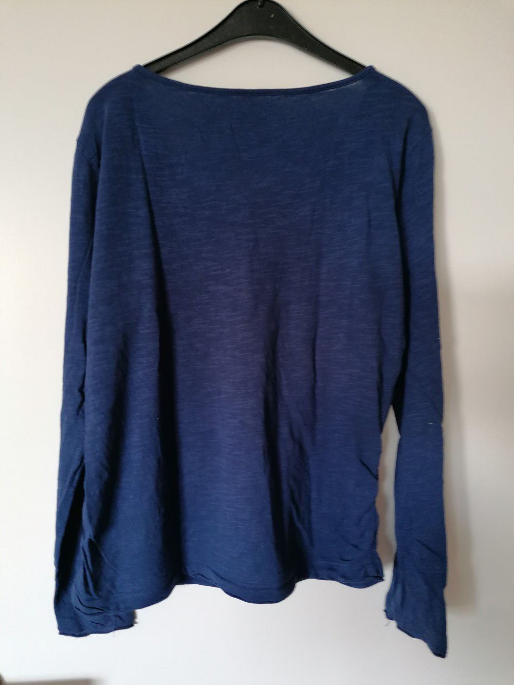 Manguun: dunkelblaues Langarmshirt mit Knopfleiste