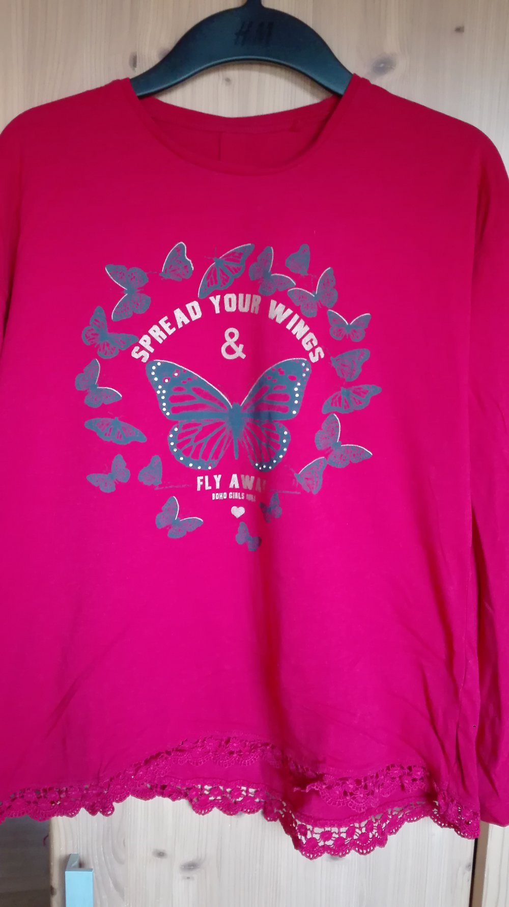 rotes Langarmshirt mit Schmetterlingsprint und Häkelsaum