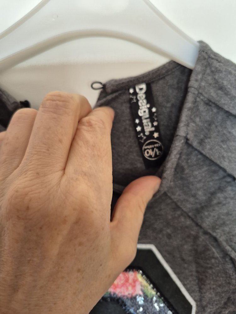 Desigual: graues gerafftes Shirt mit bunter Applikation Gr. 134/140