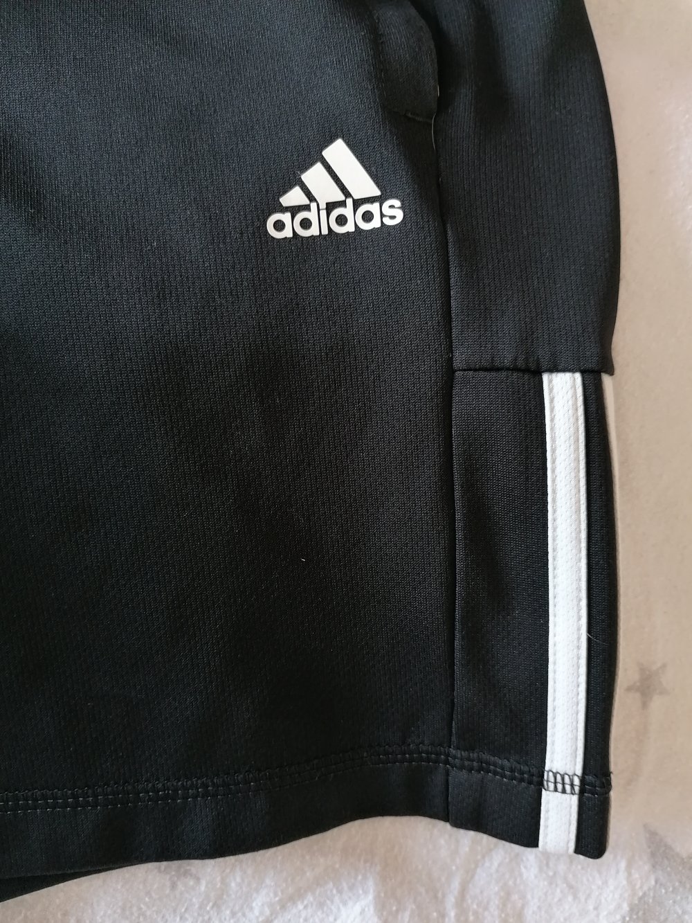 Adidas: kurze schwarze Sporthose Gr. 152