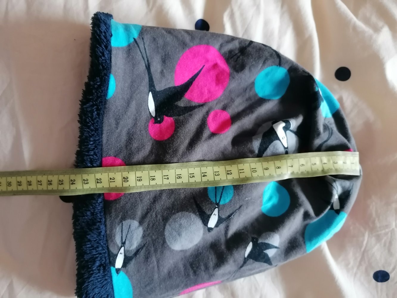 wunderschöne selbstgenähte kuschelig warme Mütze mit bunten Schwalben KU53cm