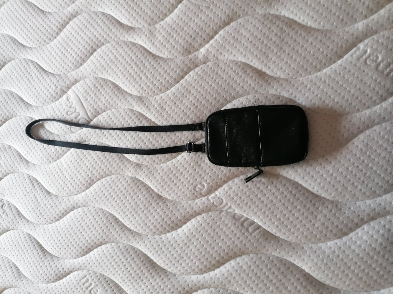 Schwarze kleine Kunstledertasche