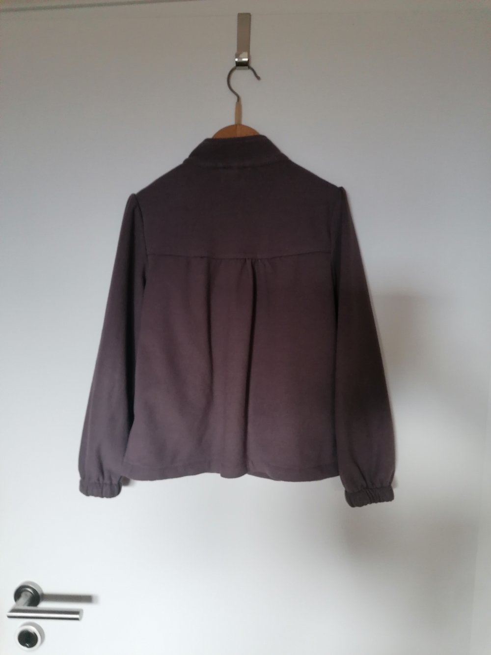 Vertbaudet: taupe-/fliederfarbene Fleecejacke Gr. 138