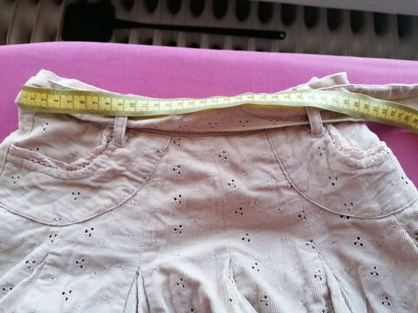 Marks & Spencers nude / beiger Feinkord Faltenrock mit Tüll Unterrock Gr 128, neuwertig