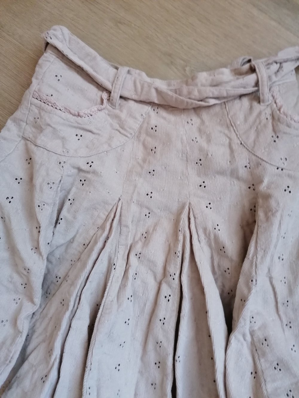 Marks & Spencers nude / beiger Feinkord Faltenrock mit Tüll Unterrock Gr 128, neuwertig