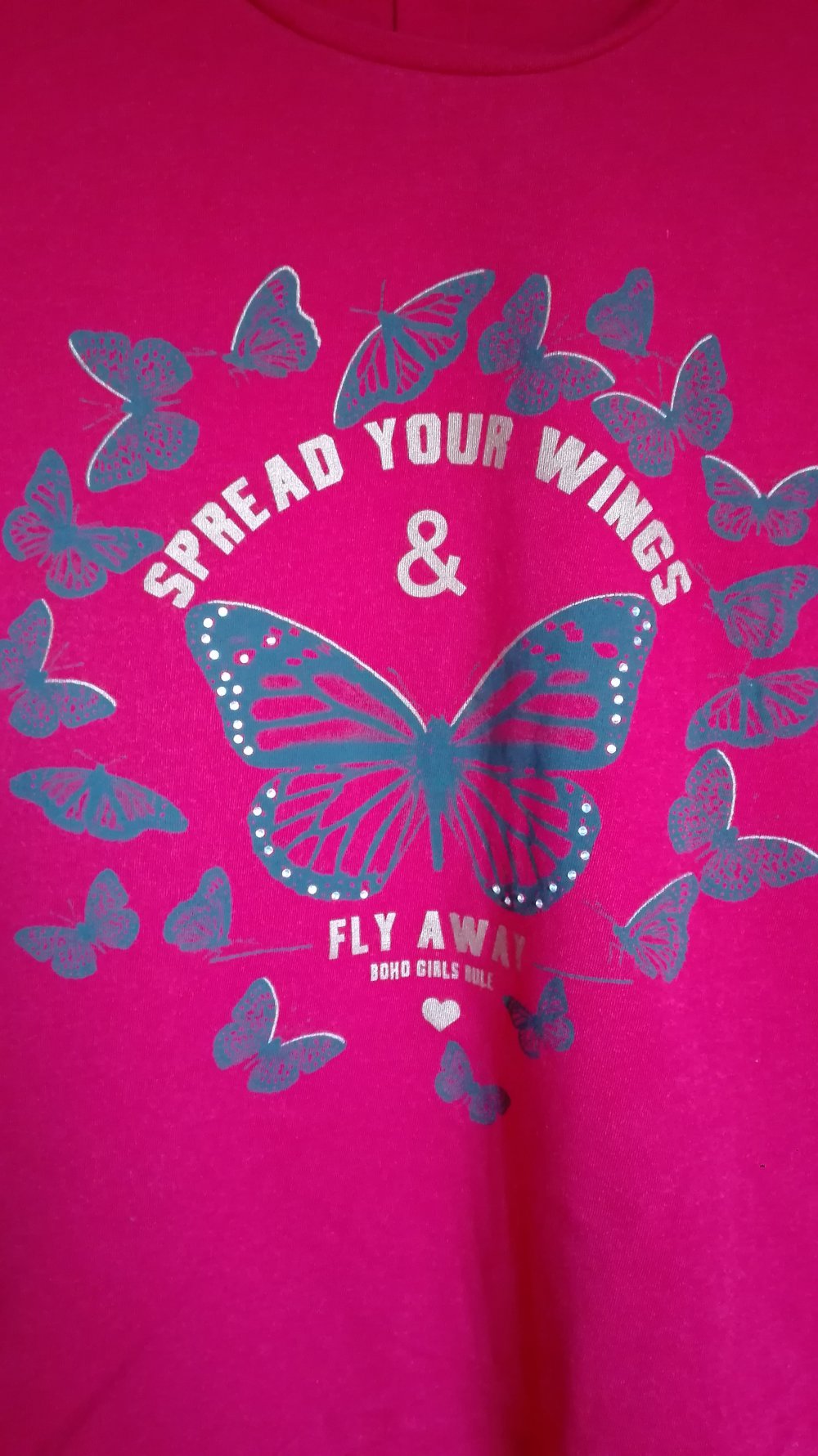 rotes Langarmshirt mit Schmetterlingsprint und Häkelsaum