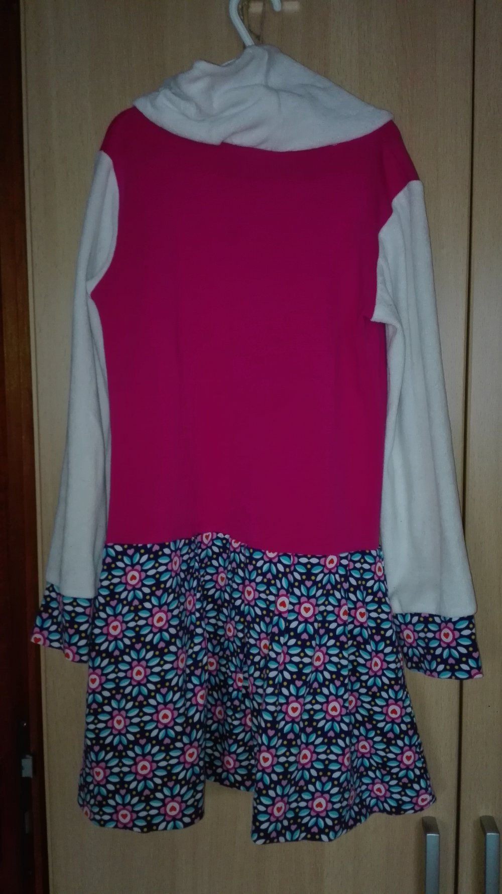 tolles warmes Handmade-Kleid Gr. 128/134