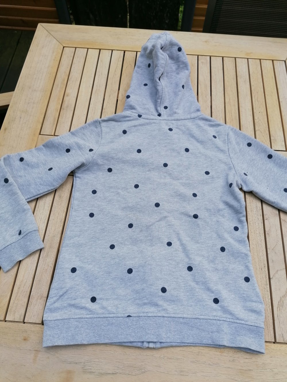 Okaidi: graue Sweatjacke mit Punkten Gr. 140