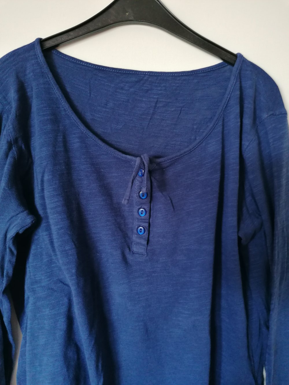 Manguun: dunkelblaues Langarmshirt mit Knopfleiste