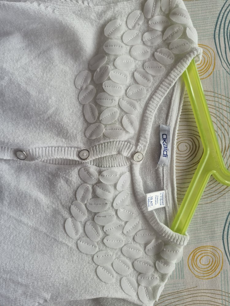 Okaidi: weißes Strickjäckchen Gr. 140