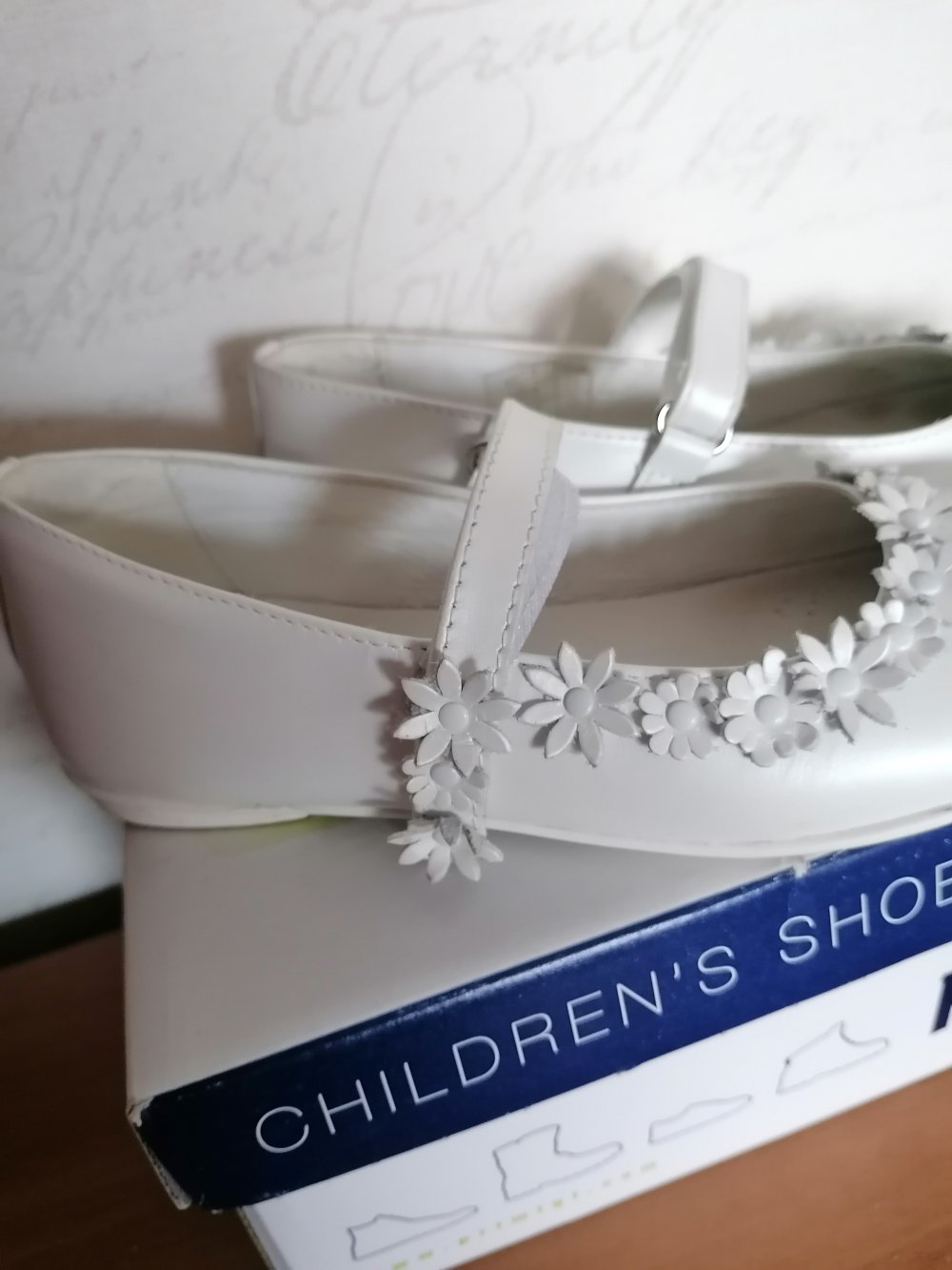 Primigi: Riemchenballerina mit Blumenapplikation, ivory Gr. 34