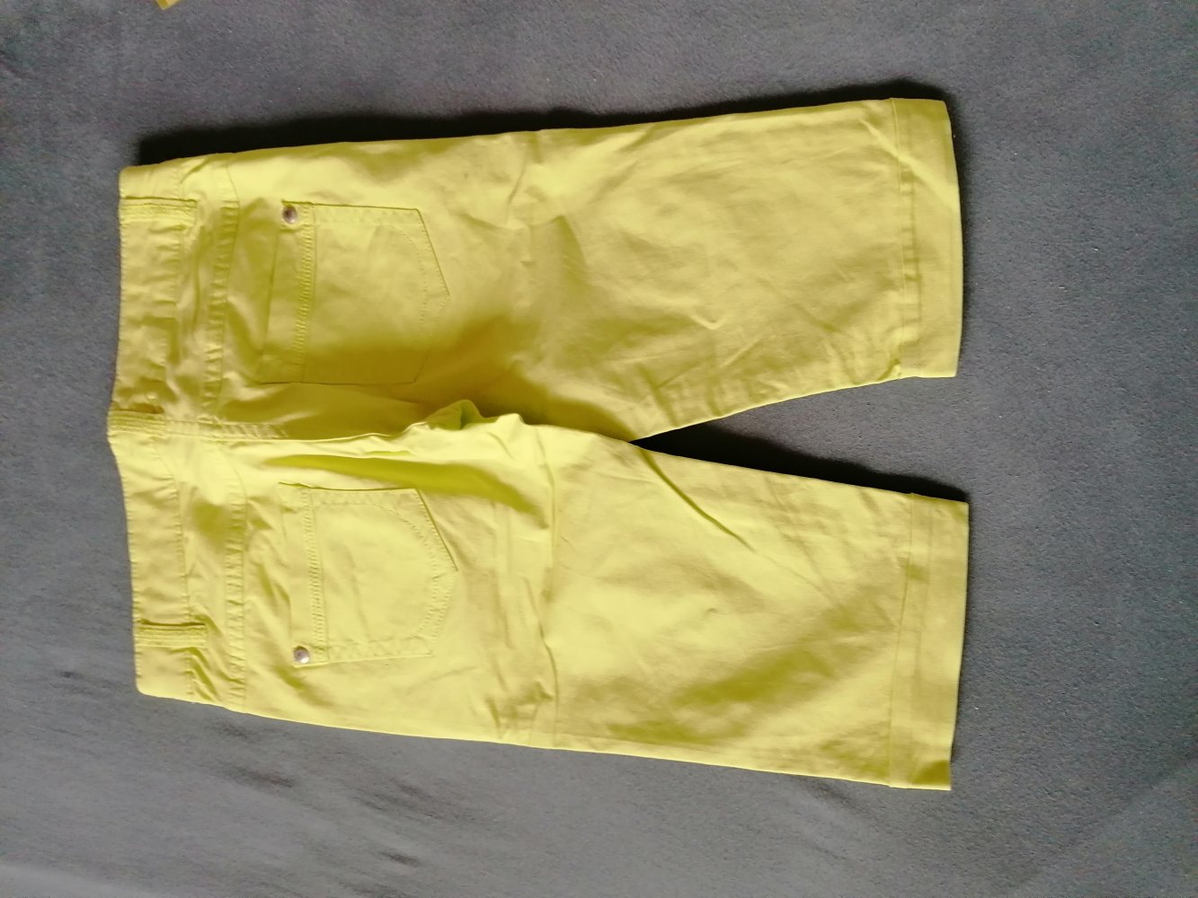 Sonnengelbe knielange Short Gr. 140 