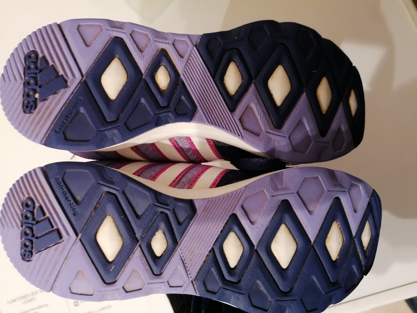 Adidas: Sportschuhe / Turnschuhe Gr. 32