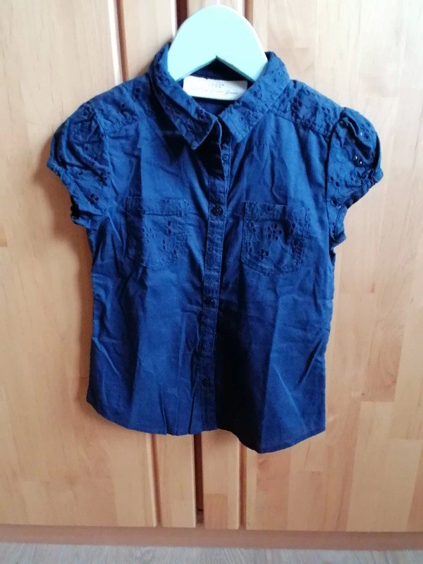 H&M: dunkelblaue Kurzarmbluse mit Lochstickerei Gr. 116