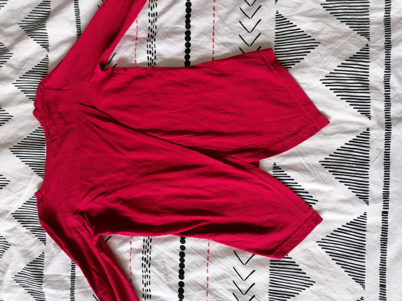 Ernsting's Family: rotes Zipfelshirt mit Glitzerschwan Gr. 134/140