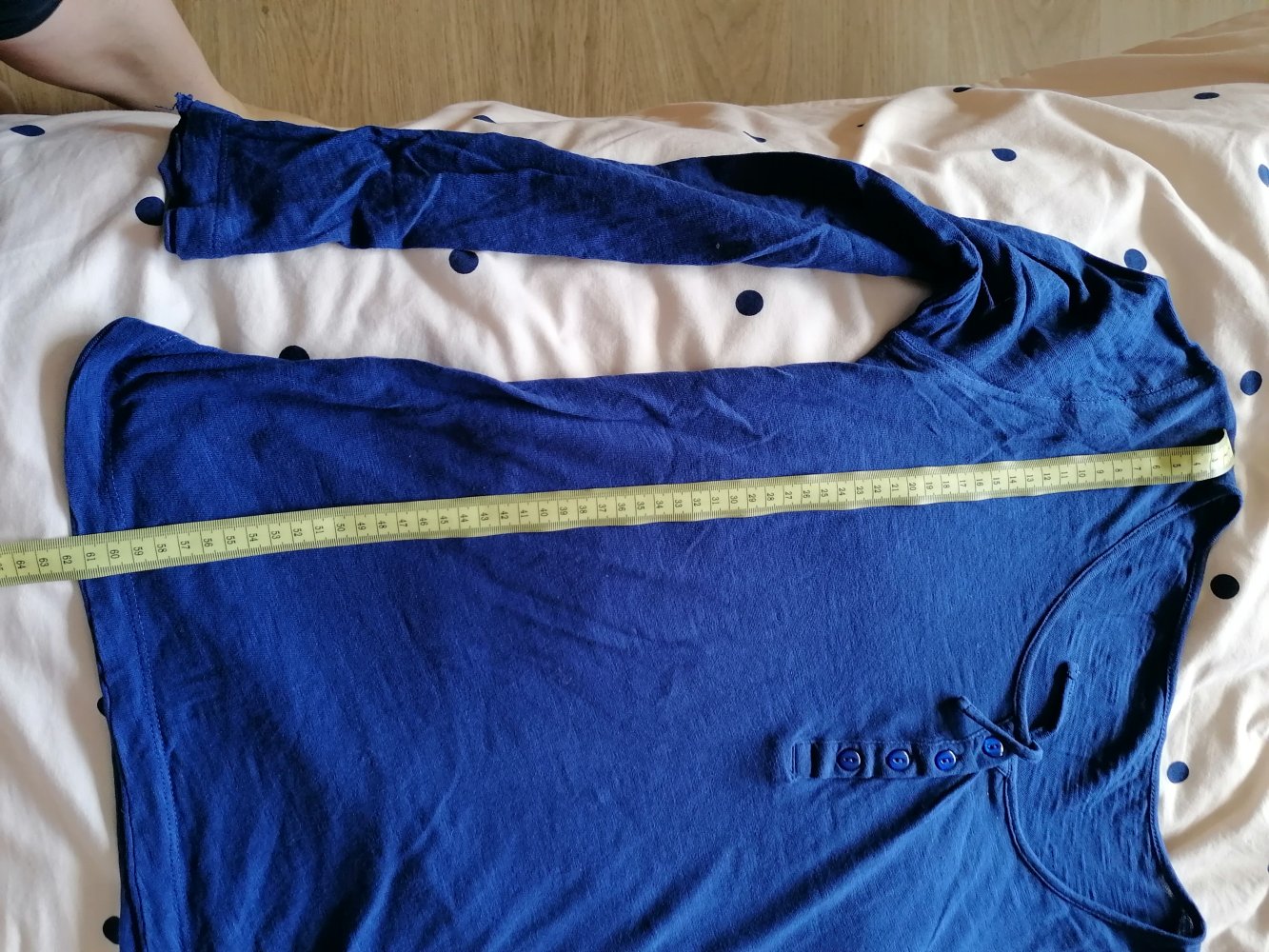 Manguun: dunkelblaues Langarmshirt mit Knopfleiste