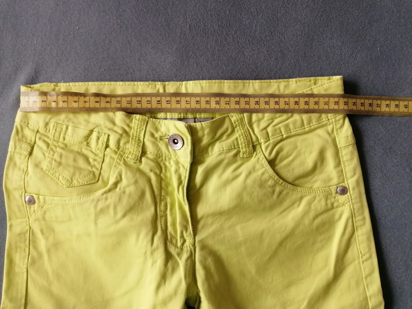 Sonnengelbe knielange Short Gr. 140 