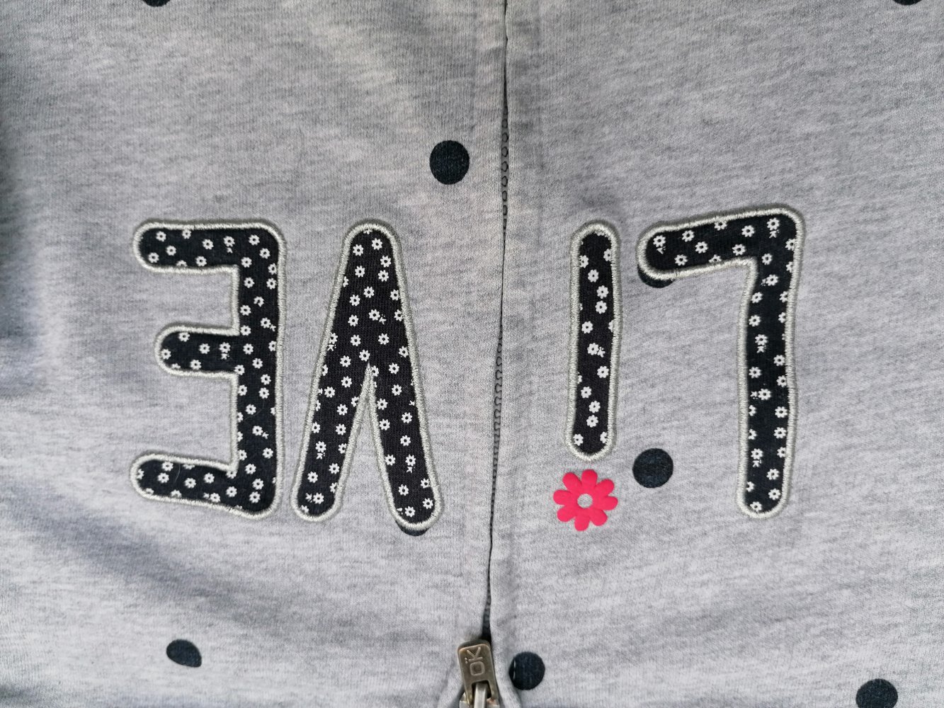 Okaidi: graue Sweatjacke mit Punkten Gr. 140