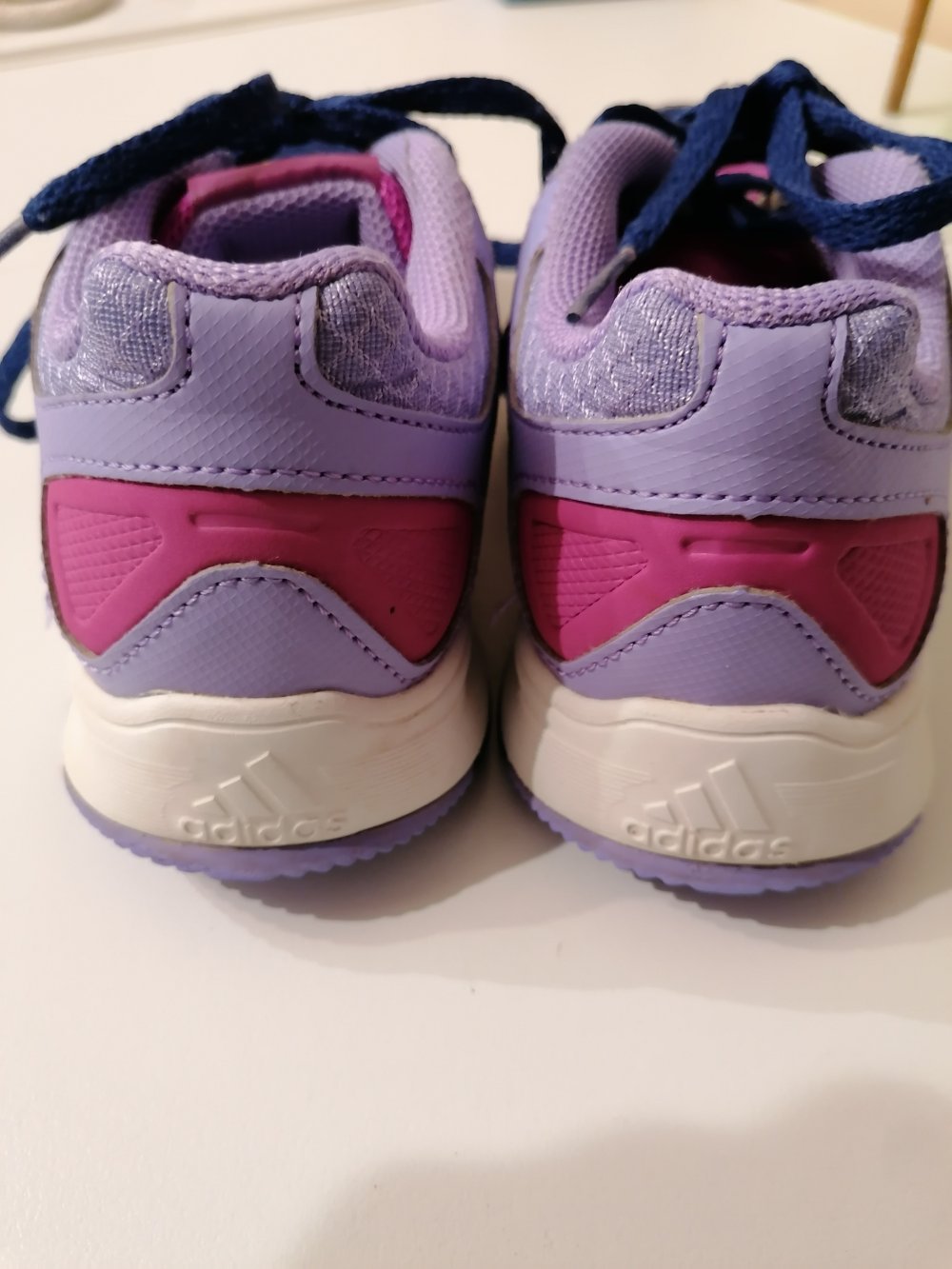 Adidas: Sportschuhe / Turnschuhe Gr. 32