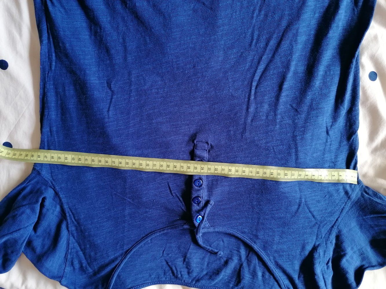 Manguun: dunkelblaues Langarmshirt mit Knopfleiste