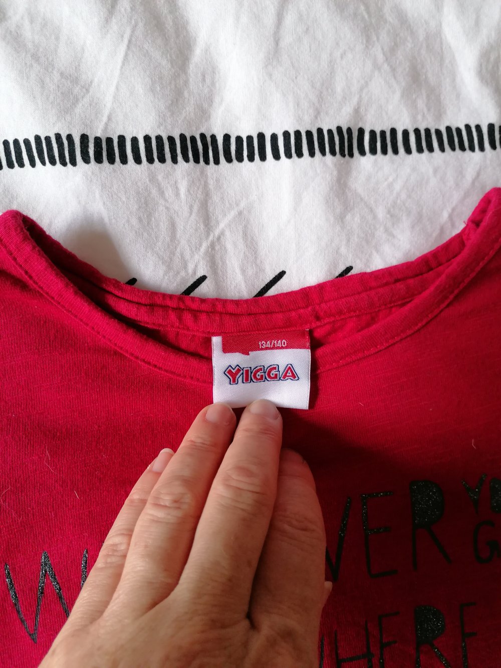 Ernsting's Family: rotes Zipfelshirt mit Glitzerschwan Gr. 134/140