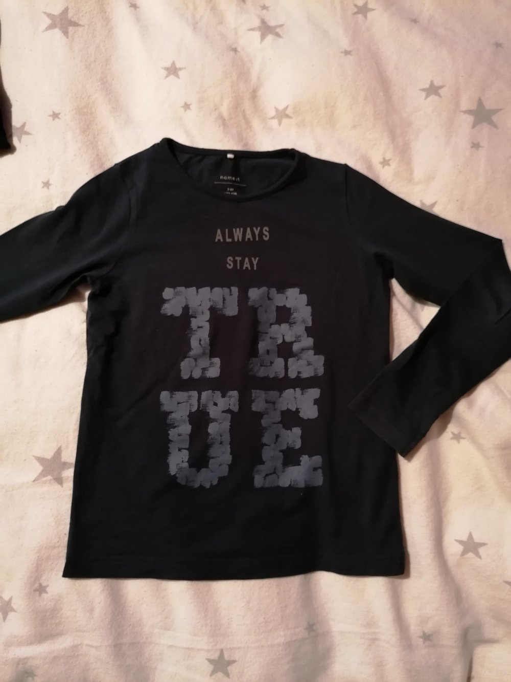 Name It: schwarzes Langarmshirt mit grauem Schriftzug Gr.122/128 