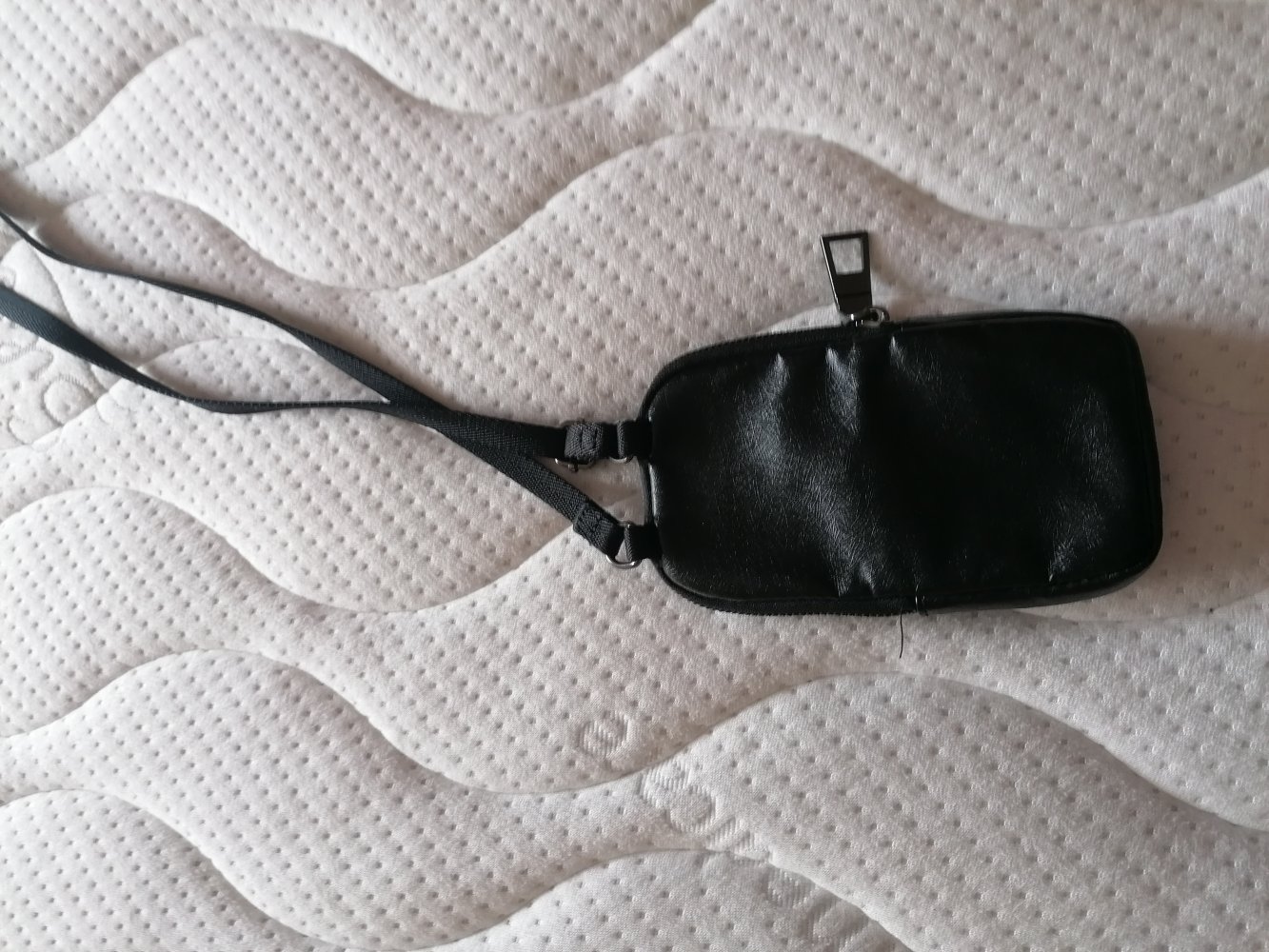 Schwarze kleine Kunstledertasche